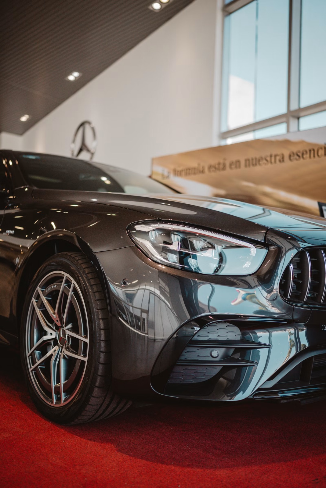 Donkergrijze occasion uitgelicht in de donkere showroom