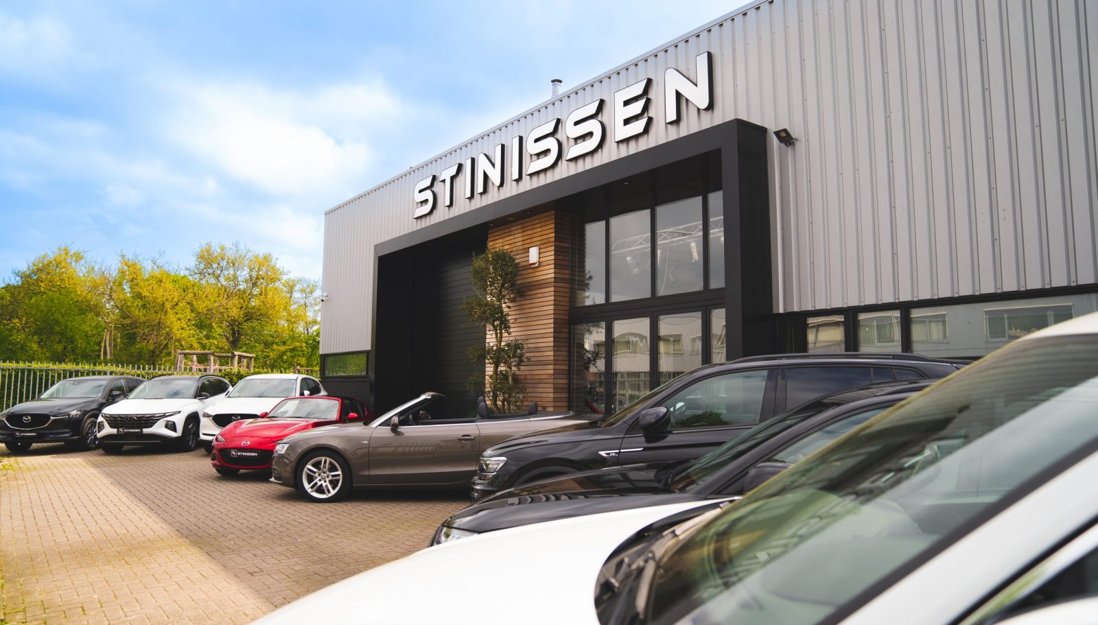 Het pand van Stinissen Auto's aan de Slakweg 45 in Gaanderen